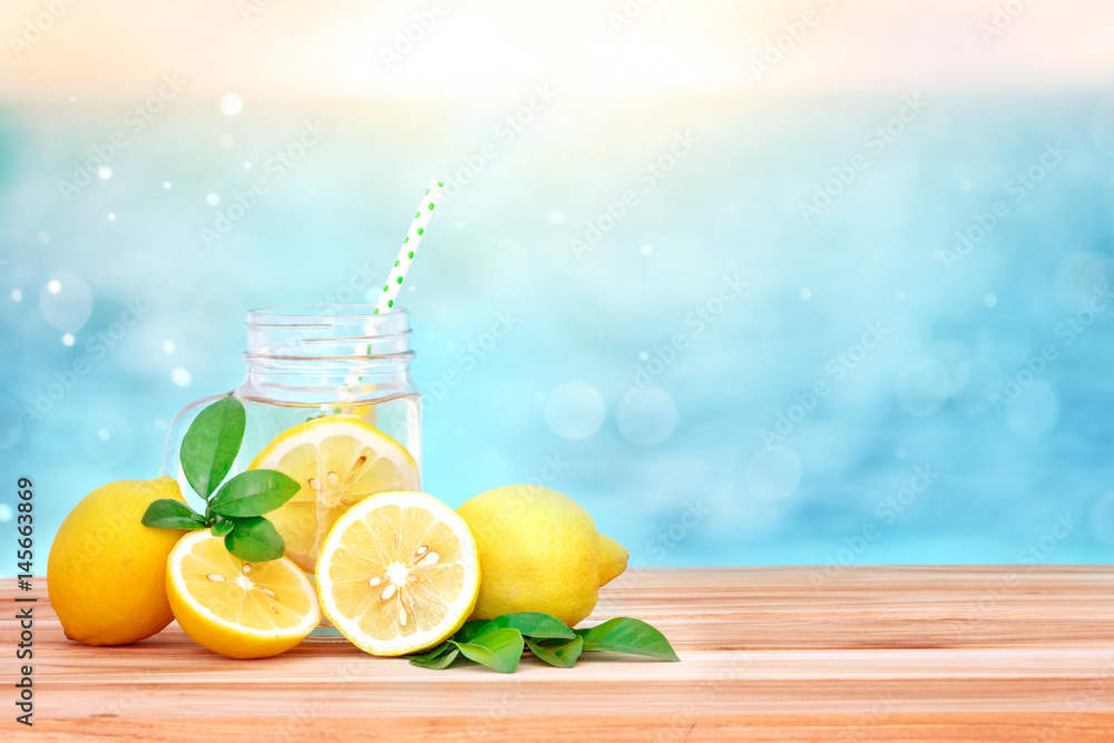 柑橘柠檬水配柠檬片，夏季木桌上健康排毒水饮料w