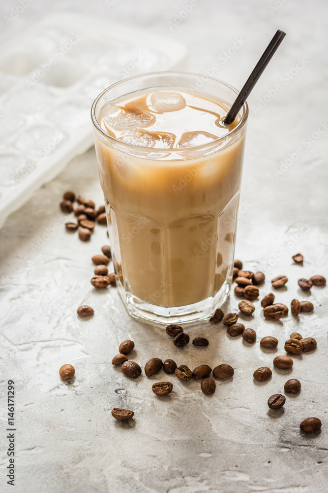 冰咖啡配咖啡豆，石底清凉夏日饮品