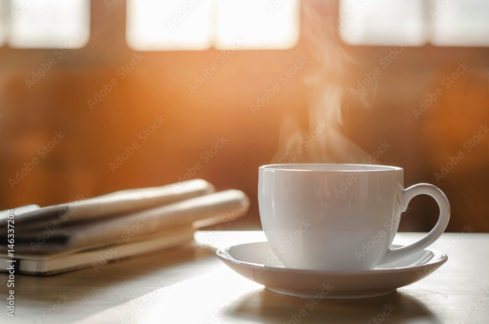 桌上有报纸的咖啡杯，咖啡馆背景，色调温暖