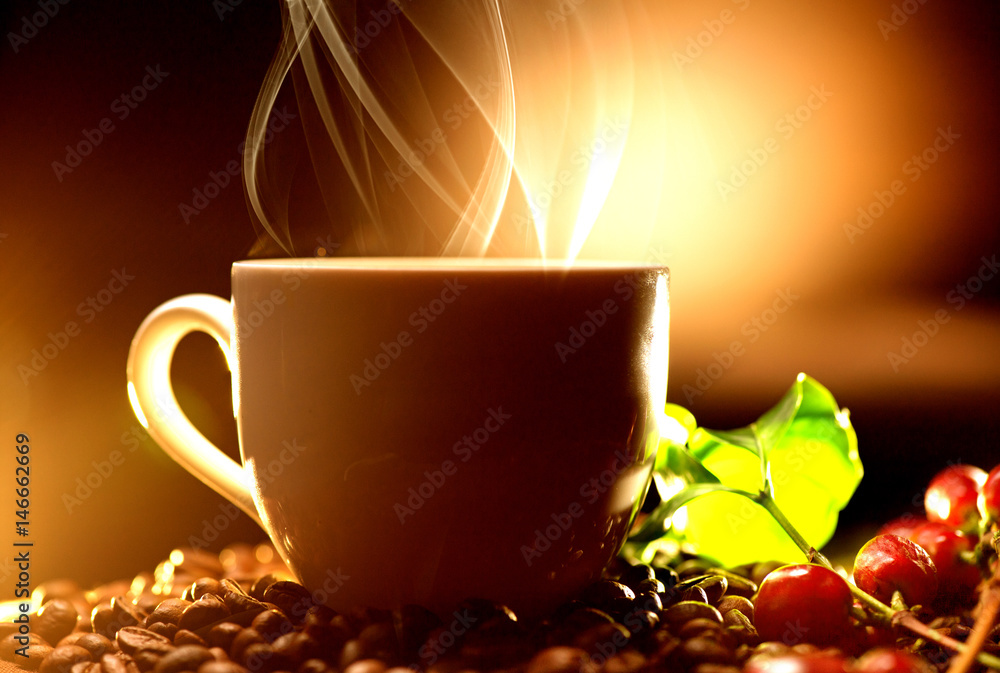咖啡。一杯热气腾腾的咖啡，上面有真正的咖啡成熟的浆果、花朵和树叶。