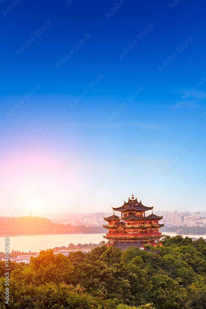 美丽的杭州西湖和日落时的古亭建筑风光