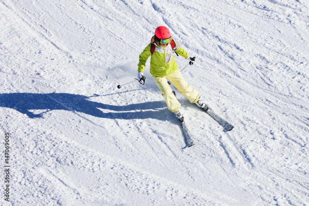 女子滑雪者在阳光明媚的日子里滑雪