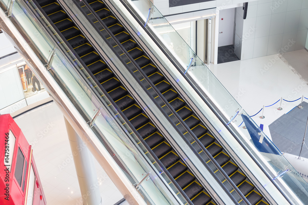 购物中心的现代化自动扶梯。