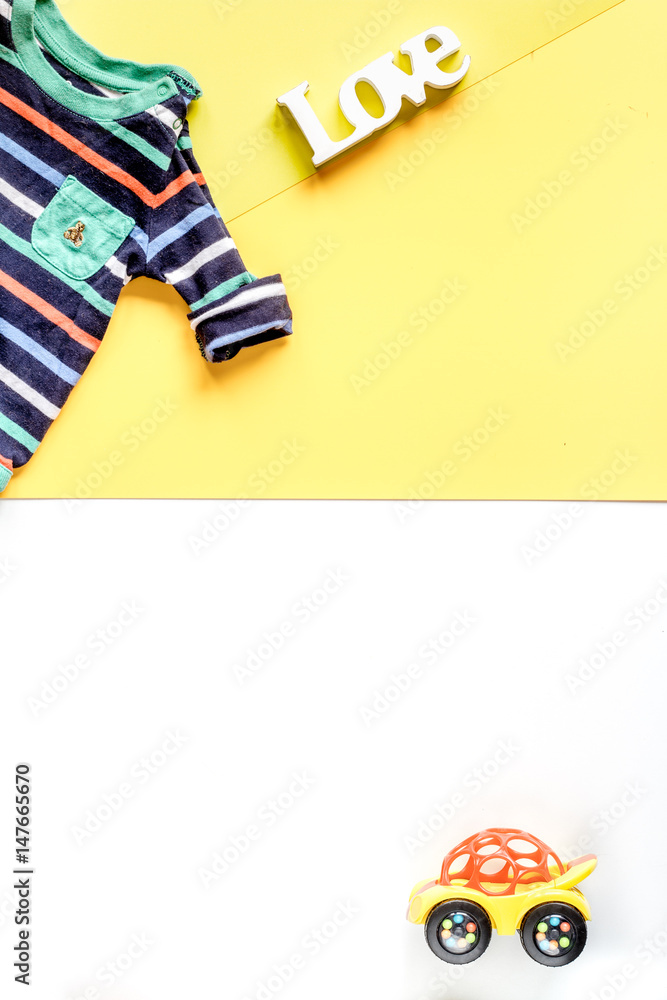 儿童办公桌设计，带玩具和衣服黄白色背景俯视模型