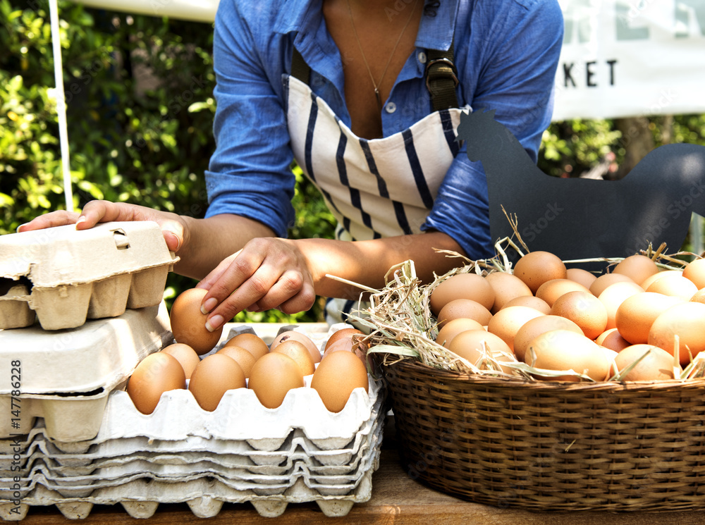 当地农贸市场卖新鲜鸡蛋的女人