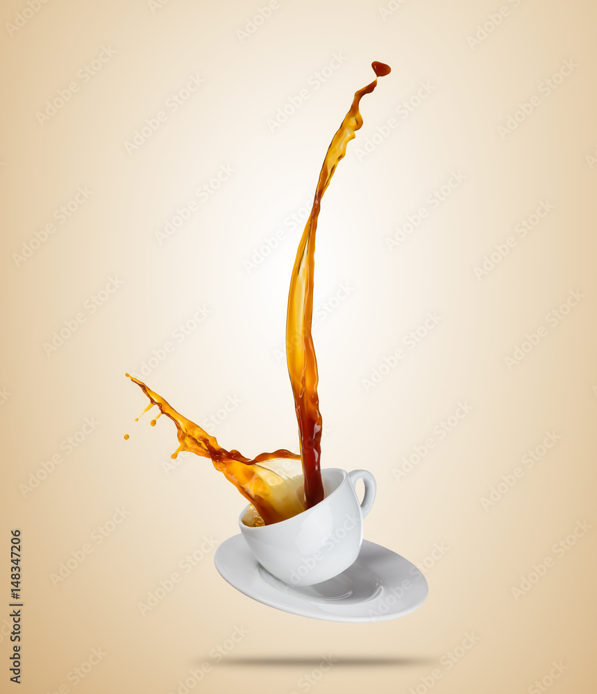 瓷白色杯子，棕色背景上有飞溅的咖啡或茶液。