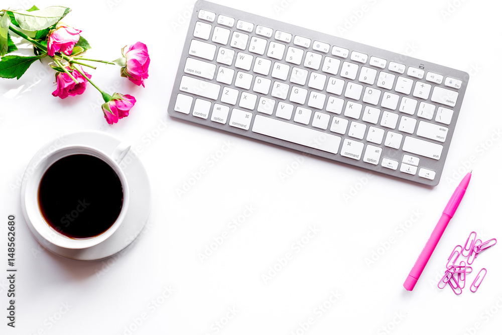 带咖啡、鲜花和键盘白色背景的女性办公桌顶视图模型