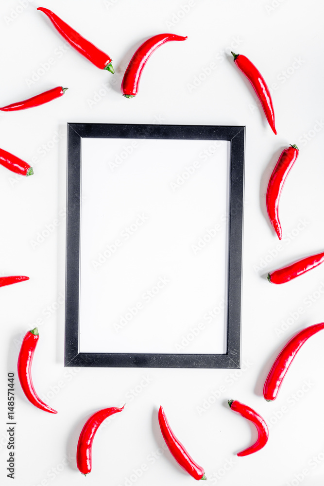 白色桌子背景上的红辣椒框架设计俯视图实物模型