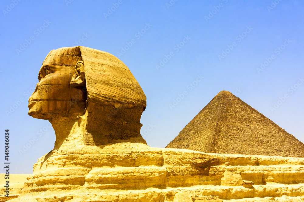 狮身人面像的特写，背景是一组美丽的金字塔