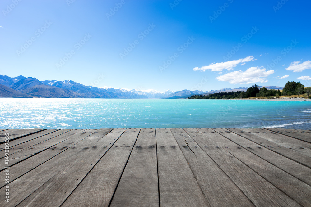 蓝天中有碧海的木地板