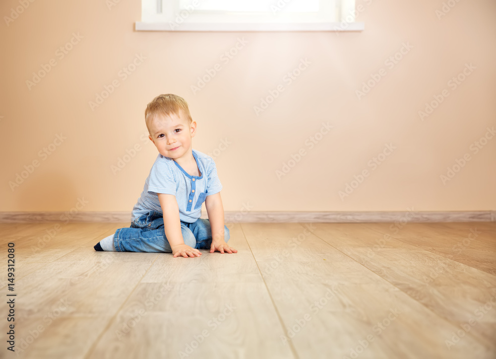 一个两岁的孩子坐在地板上的肖像