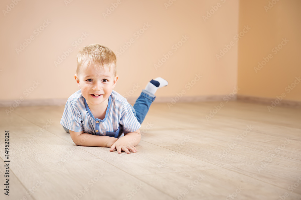 躺在地板上的两岁孩子的肖像