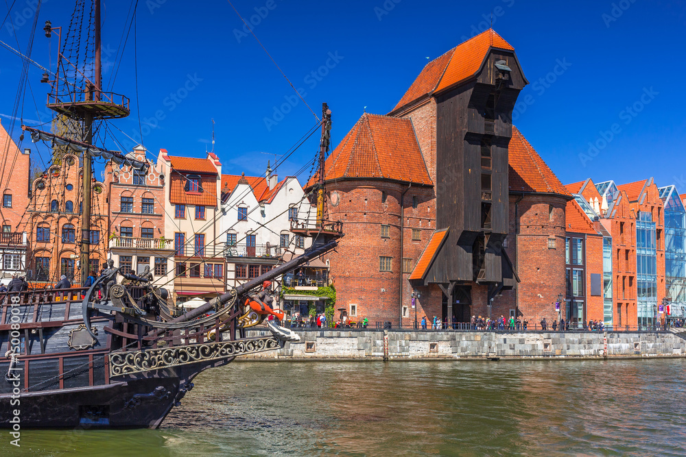 波兰格但斯克Motlawa河的海盗船和历史悠久的港口起重机