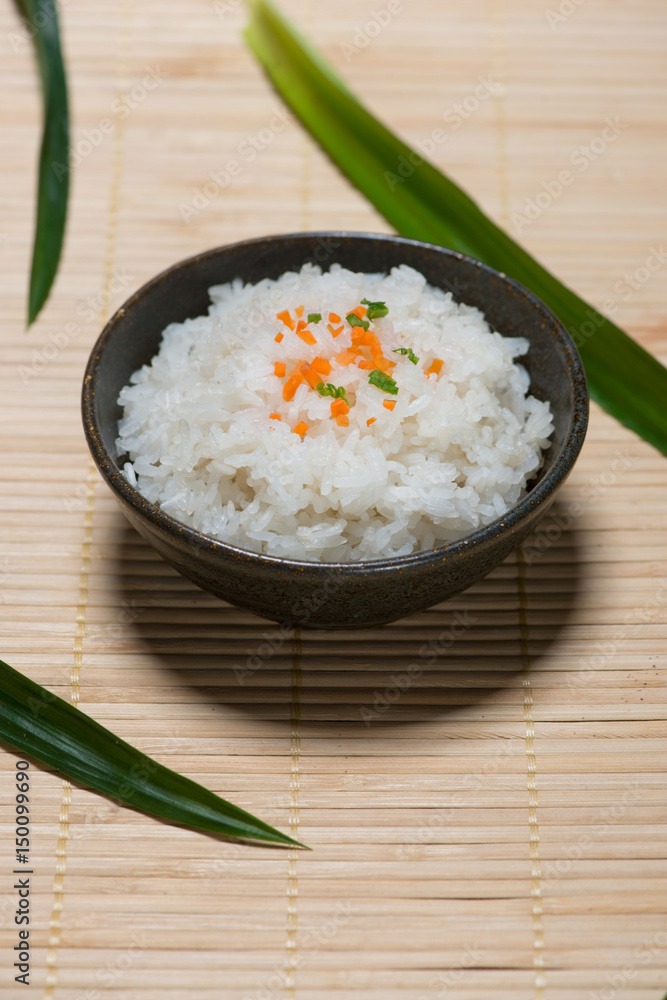 在木桌上的碗里煮米饭。