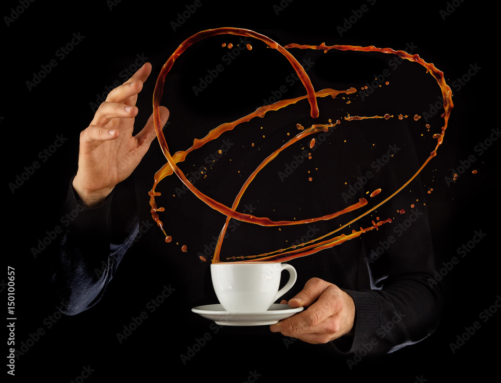 男子双手拿着一个瓷杯子，杯子里溅着咖啡或茶的液体，被隔离在黑色的背面