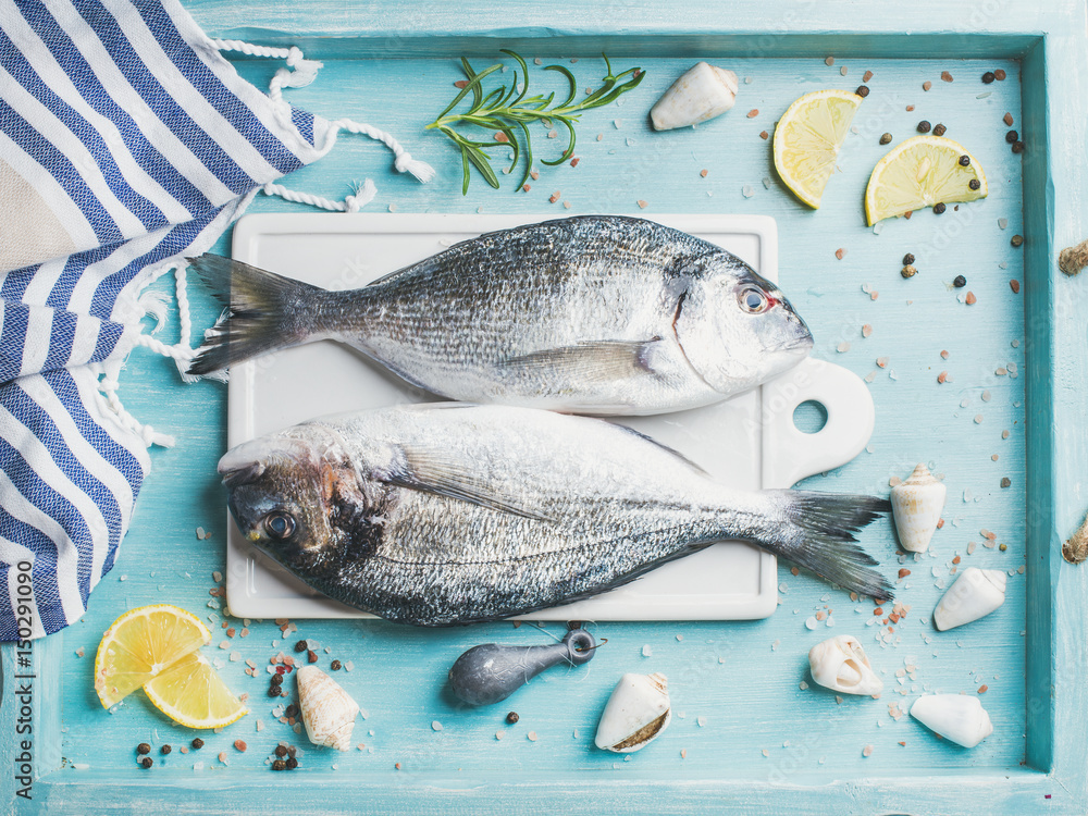 新鲜鲷鱼或多拉多生鱼片，在绿松石蓝色托盘b上的白板上放调味料