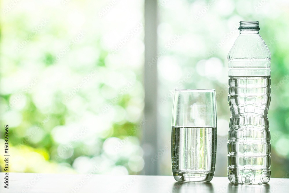 关闭客厅桌子上瓶子里的纯净新鲜饮用水