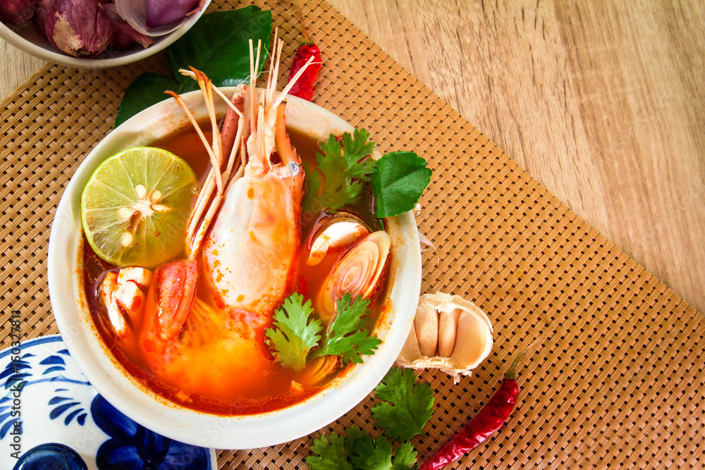 碗里有虾的亚洲麻辣汤，著名的泰国美食叫Tom Yum Kung