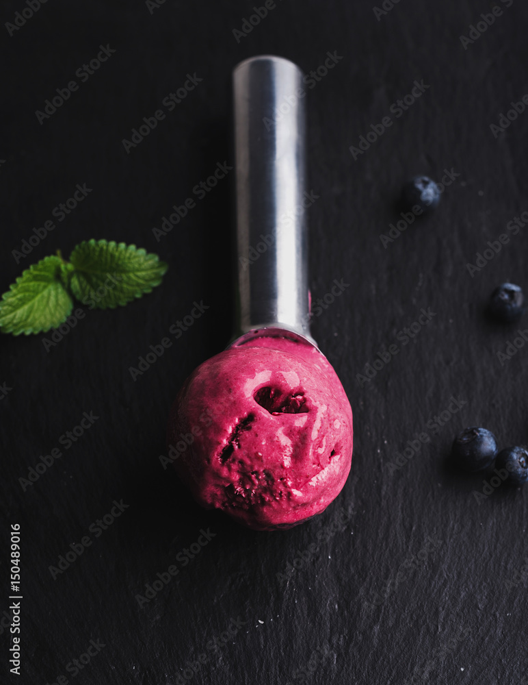 蓝莓冰淇淋勺，黑色板岩背景，选择性聚焦，垂直构图