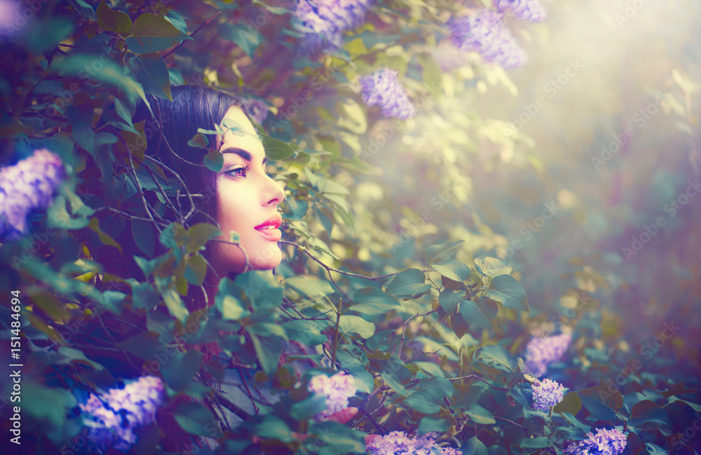 淡紫色花朵幻想花园中的时尚春季模特女孩画像