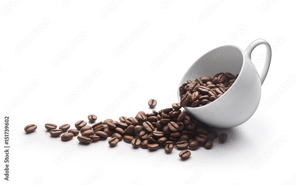 白底咖啡杯中的咖啡豆