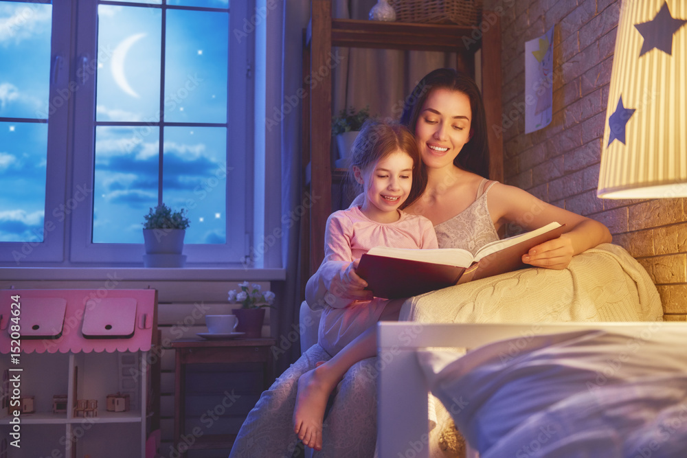 家庭睡前阅读。