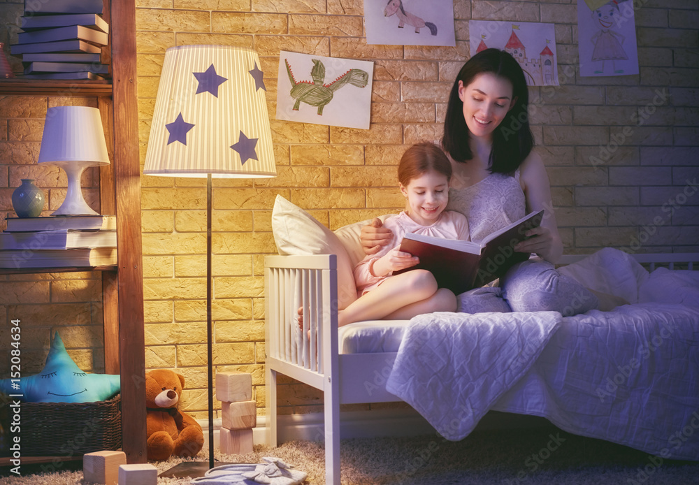 家庭睡前阅读。