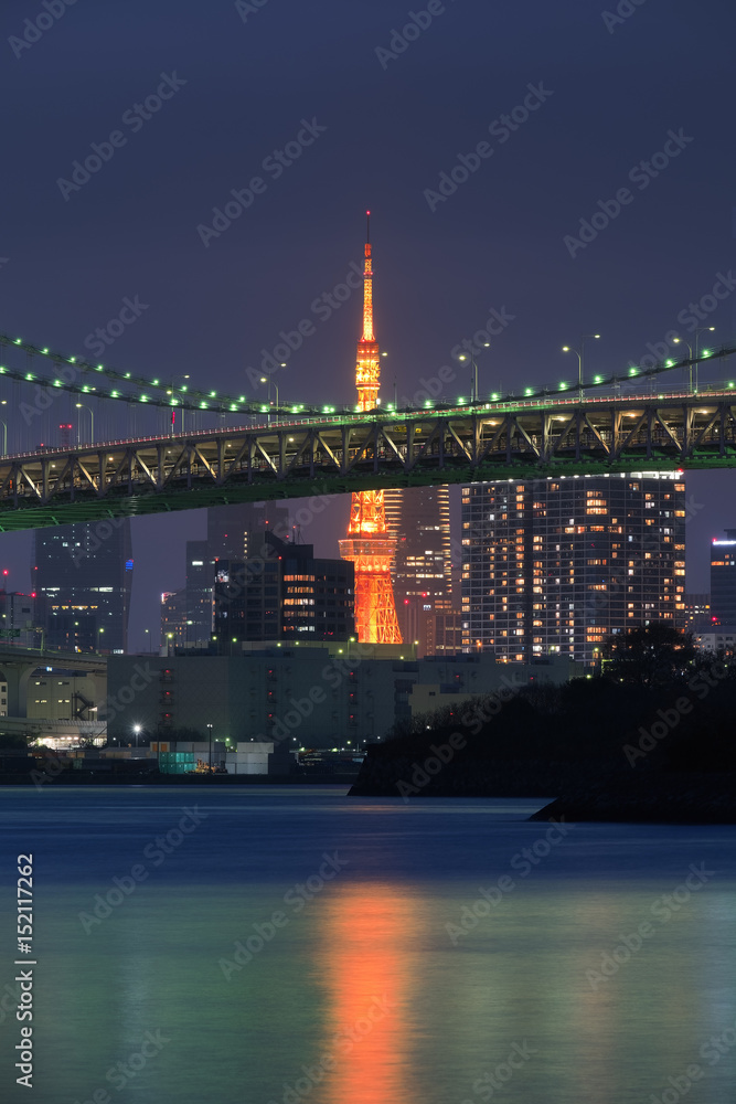 东京湾、彩虹桥和东京塔地标，黄昏场景，日本台场