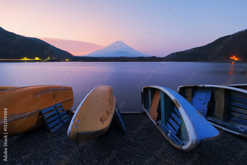日本山梨县，早晨的昭治湖与富士山。