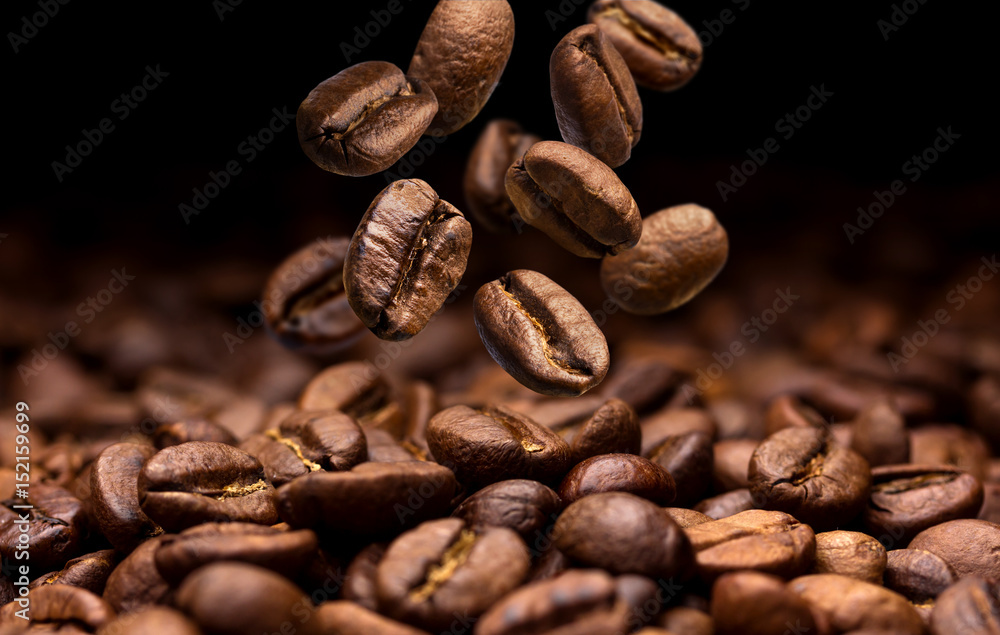 掉落的咖啡豆。深色背景，带复制空间，特写