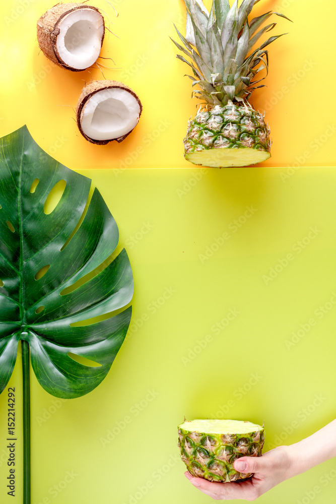 热带水果在手，用于夏季黄色背景俯视模型设计