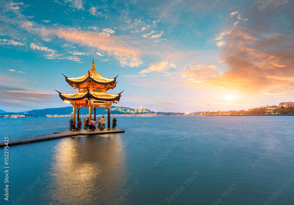黄昏的杭州西湖古亭，在中国