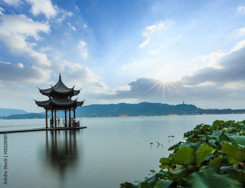 黄昏的杭州西湖古亭，中国