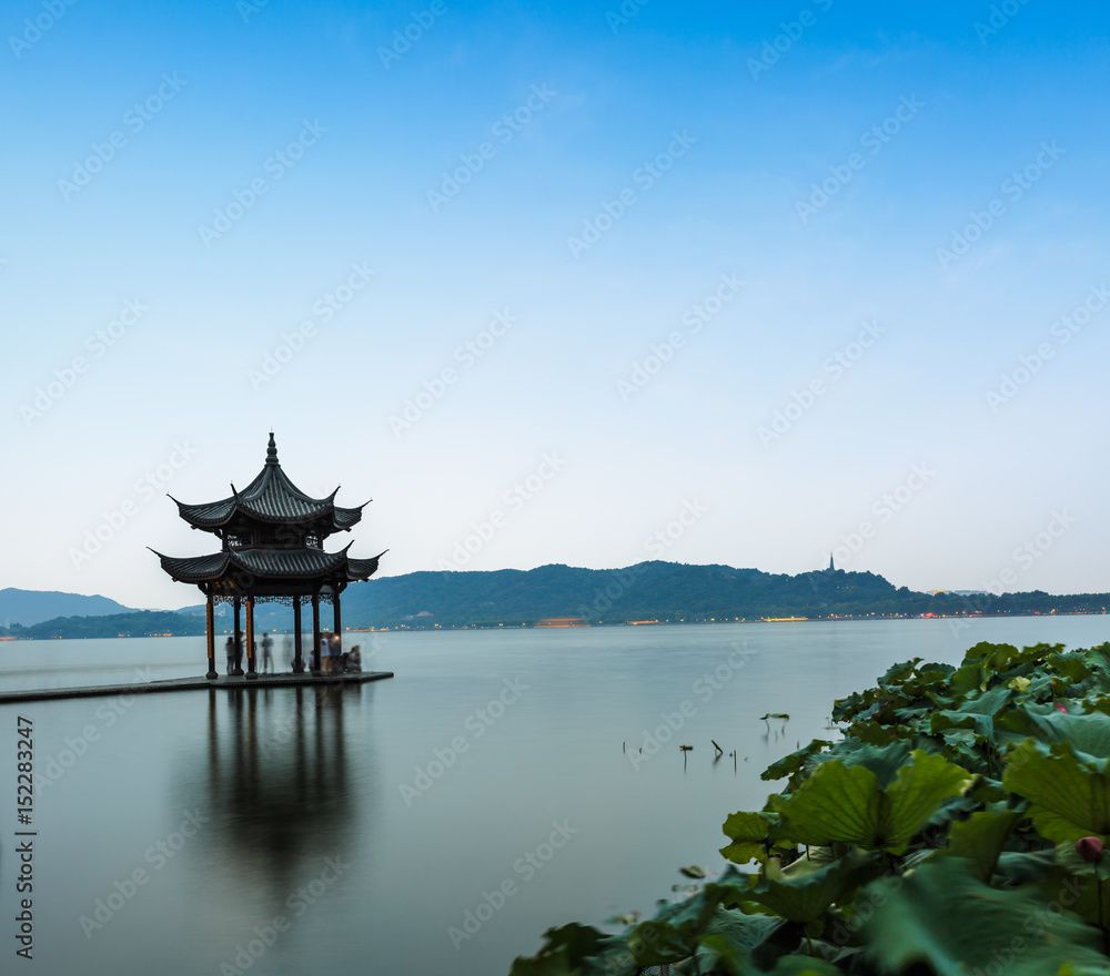 黄昏的杭州西湖古亭，中国