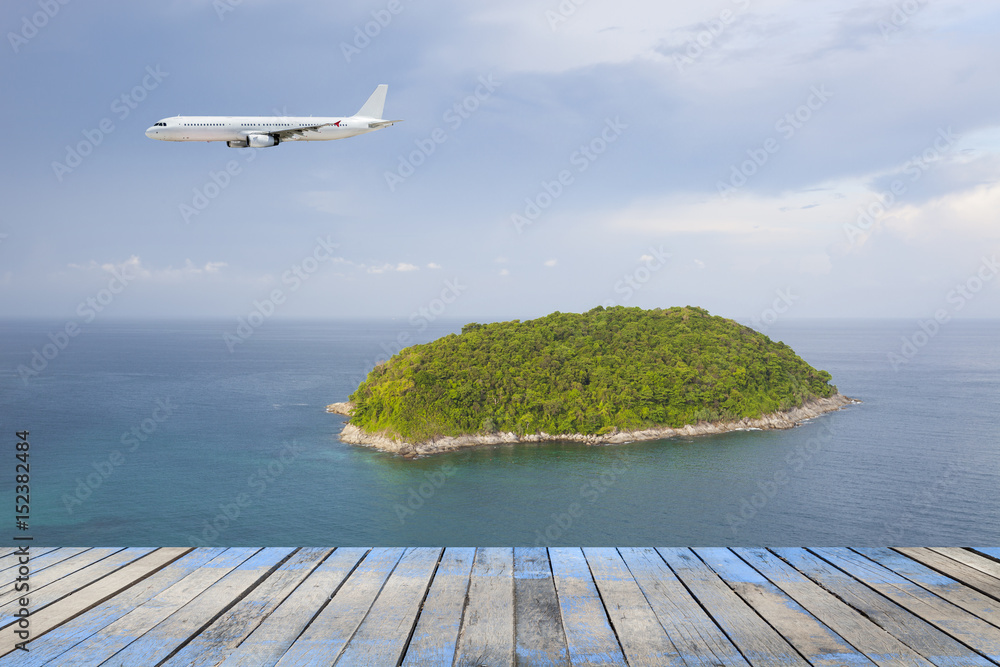 一架客机飞越泰国普吉岛热带海上空，概念开放旅游海