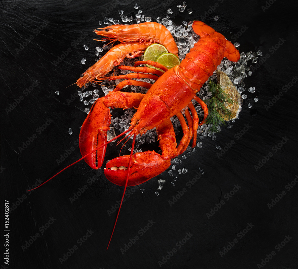 整只红龙虾配大虾和牡蛎在碎冰上的俯视图
