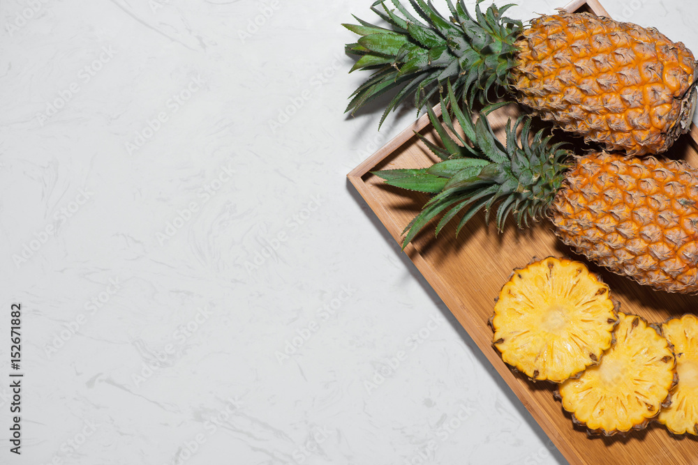 大理石背景下新鲜菠萝切片的俯视图。