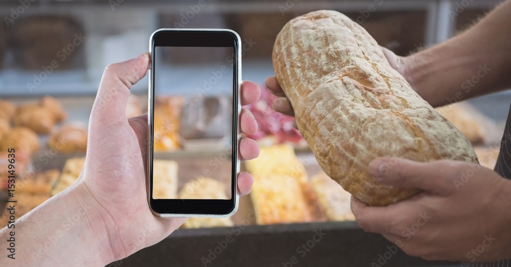 人们在咖啡店拿着智能手机和面包的裁剪图