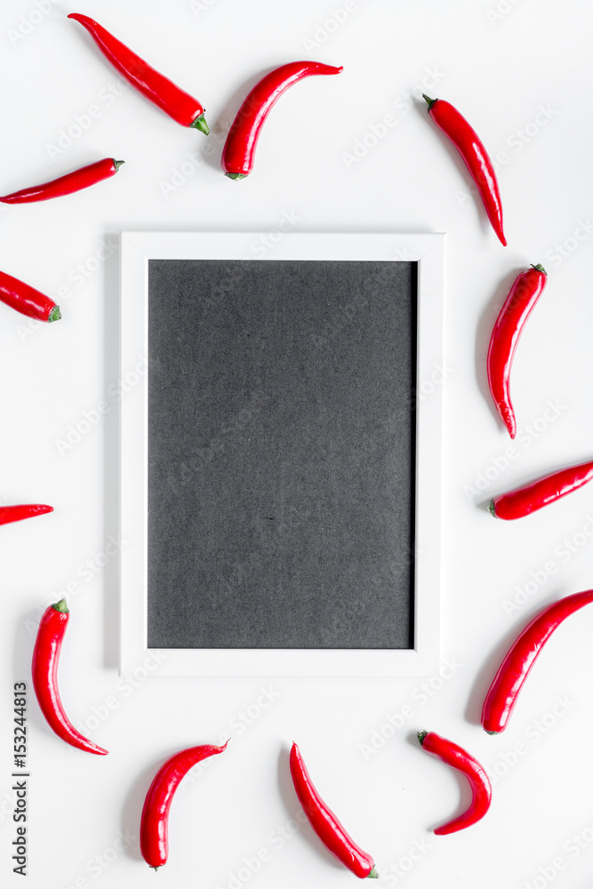 红色辣椒框架白色餐桌背景俯视图实体模型的辛辣食物烹饪