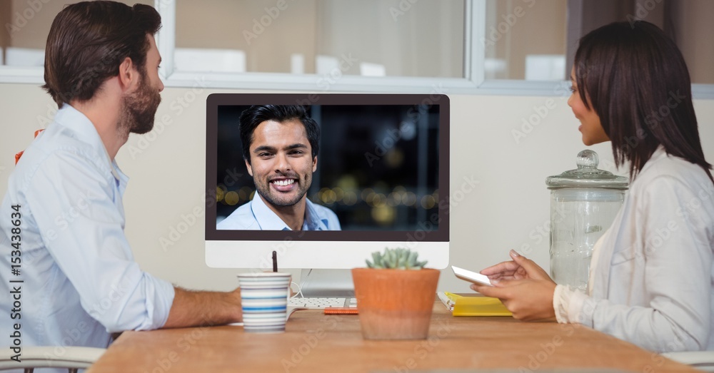 商务人士与同事在电脑上进行视频会议