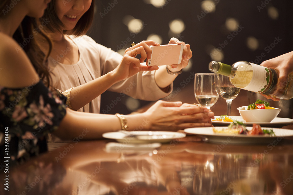 女人们在酒吧里为葡萄酒拍照