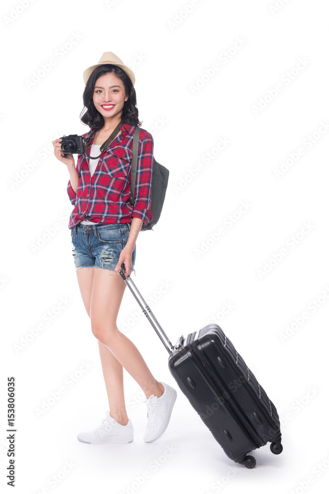 女性旅行。年轻漂亮的亚洲女性旅行者，白色背景，带着行李箱和相机