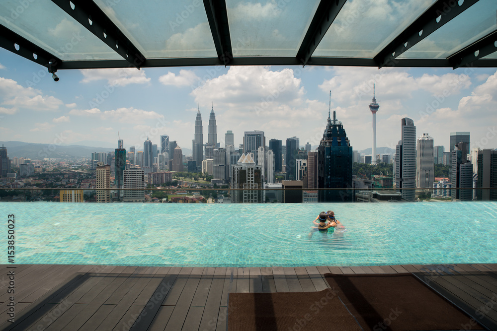 屋顶游泳池，享有马来西亚吉隆坡美丽的城市景观。