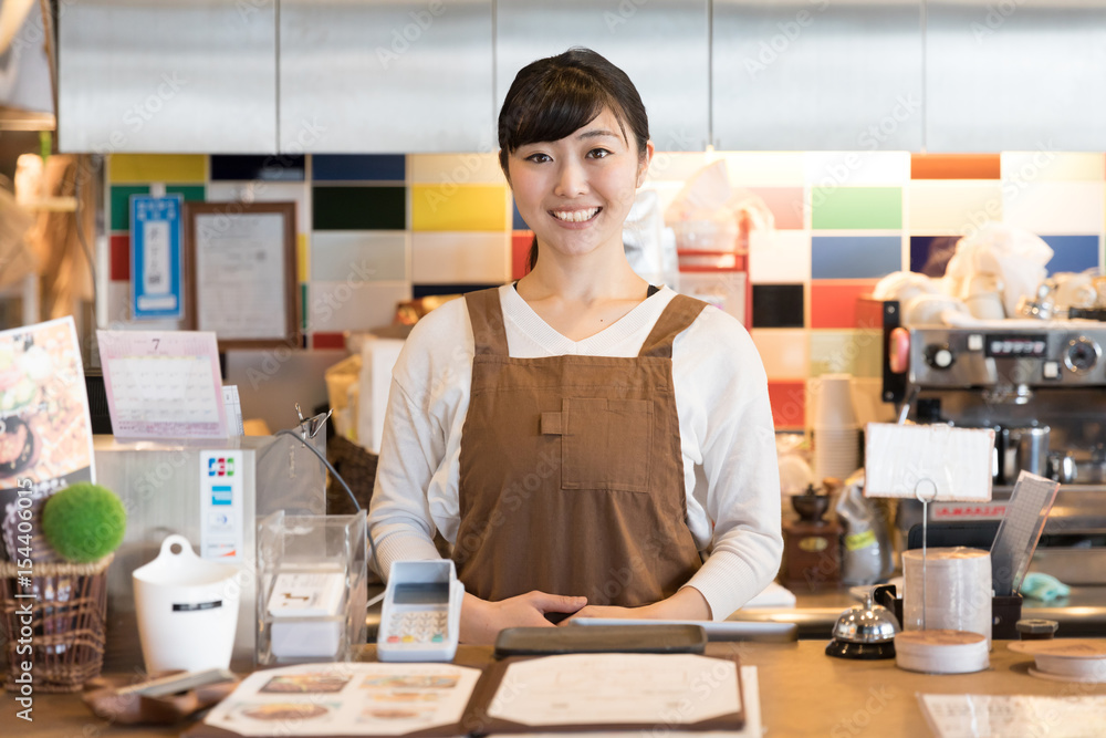 咖啡馆年轻亚洲女服务员画像