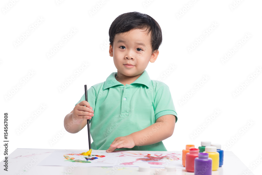 快乐的亚洲男孩用水彩画的肖像