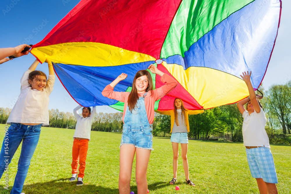 孩子们在公园里玩彩虹降落伞