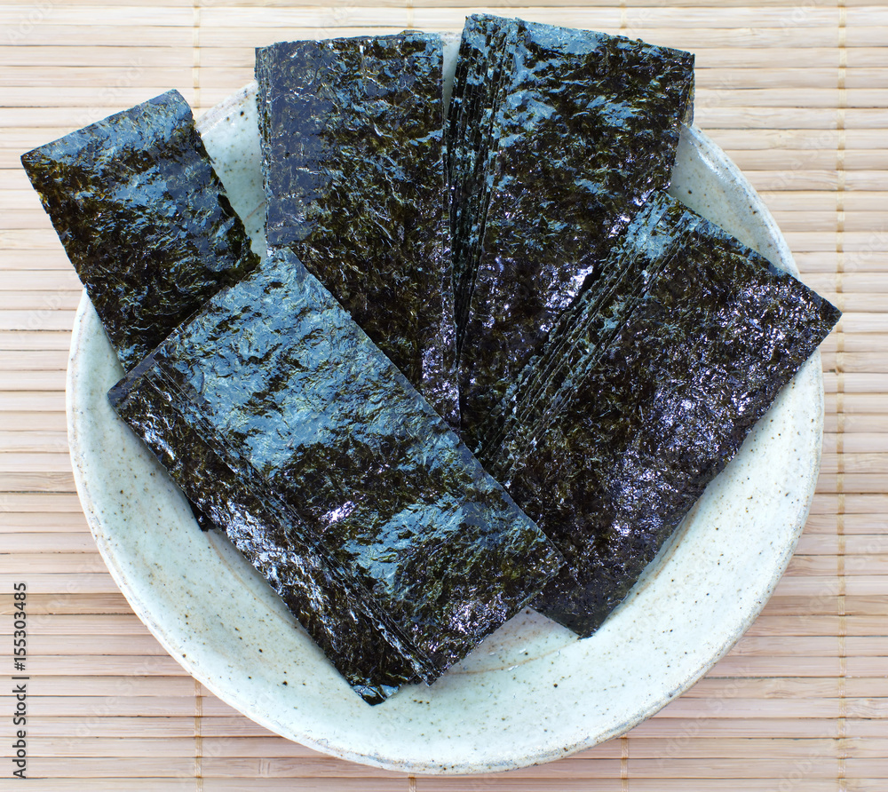 Nori，日本可食用海藻。主要用作寿司的配料包