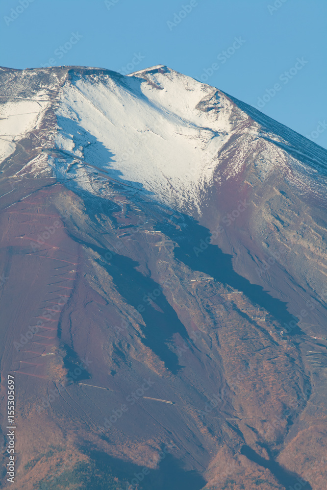 秋天有雪的富士山顶