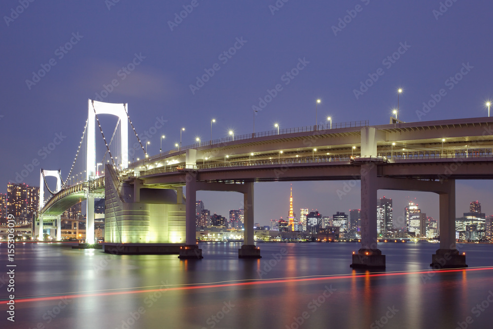 黄昏时的东京彩虹桥和东京塔