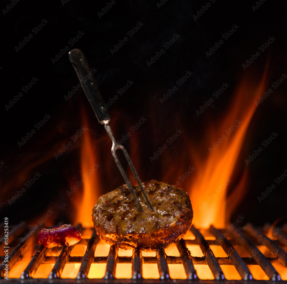 汉堡用牛肉绞肉，背景是火焰